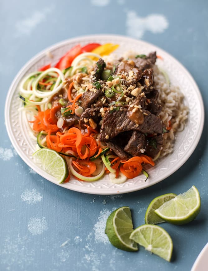 thai beef bowls I howsweeteats.com 