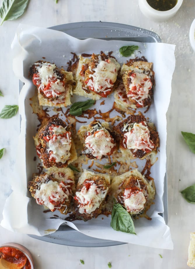 pesto chicken parmesan sliders I howsweeteats.com