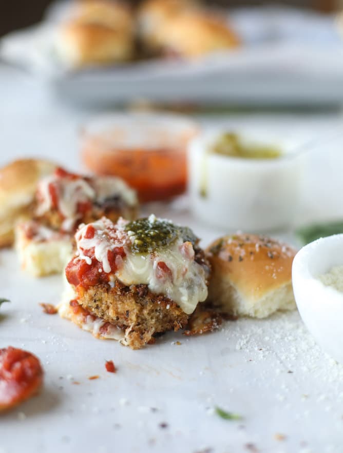 pesto chicken parmesan sliders I howsweeteats.com