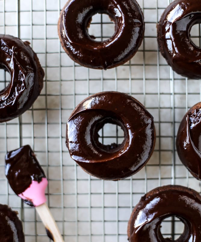 baked chocolate fudge donuts I howsweeteats.com