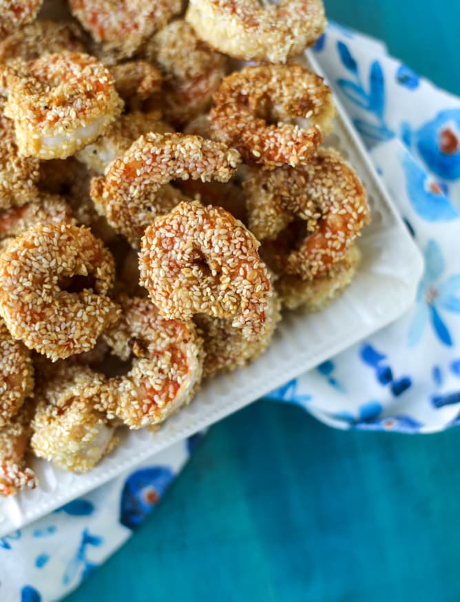 sesame crusted shrimp and mango quinoa bowls I howsweeteats.com