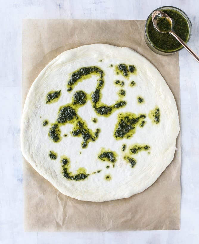 artichoke burrata pizza with lemon basil pesto I howsweeteats.com