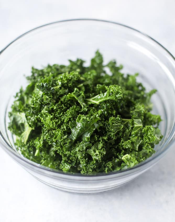 BLT shredded kale salad with greek yogurt ranch I howsweeteats.com