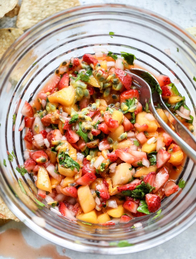 passionfruit strawberry salsa I howsweeteats.com