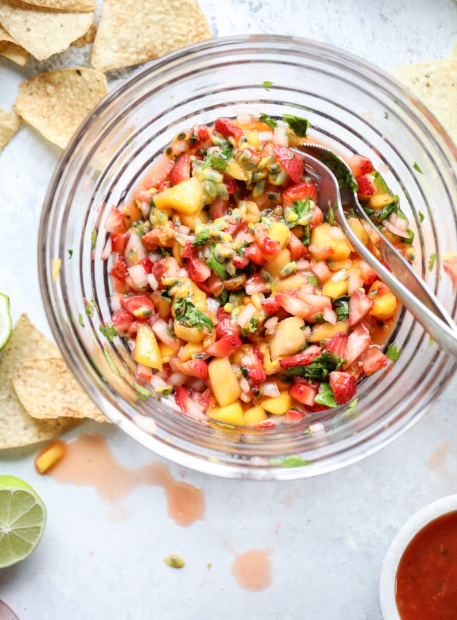 passionfruit strawberry salsa I howsweeteats.com