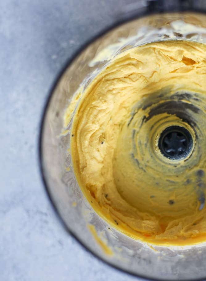 toasted sesame sriracha deviled eggs I howsweeteats.com