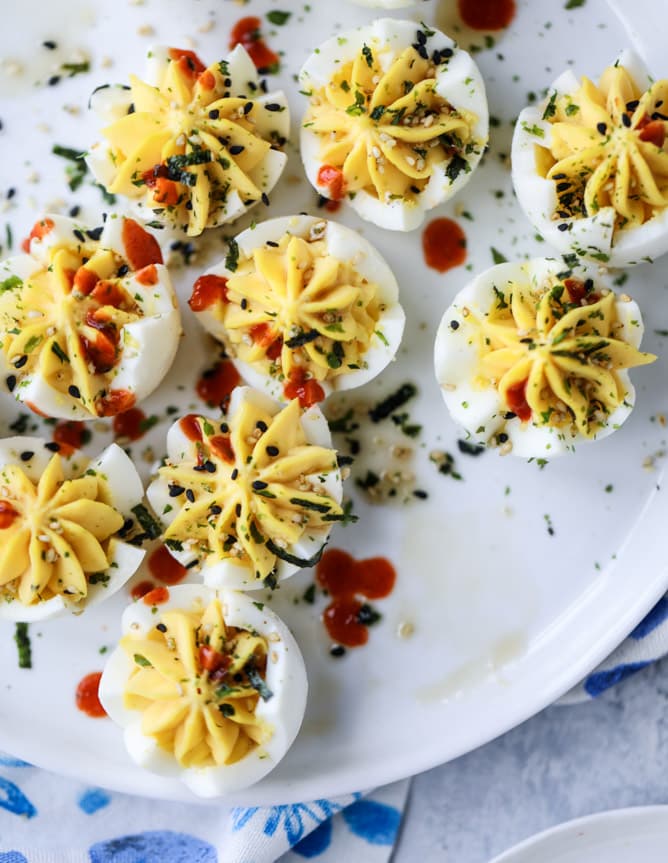 toasted sesame sriracha deviled eggs I howsweeteats.com