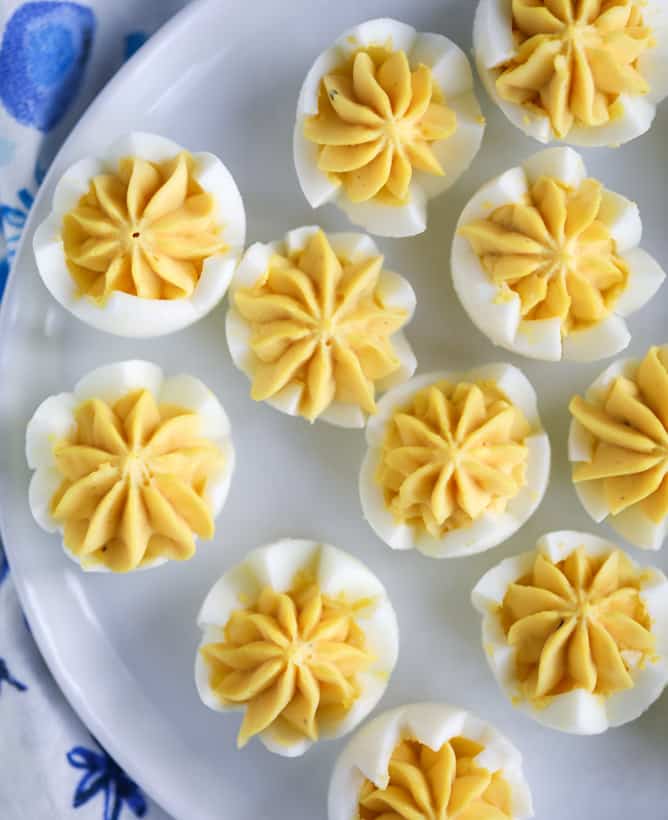 toasted sesame sriracha deviled eggs I howsweeteats.com