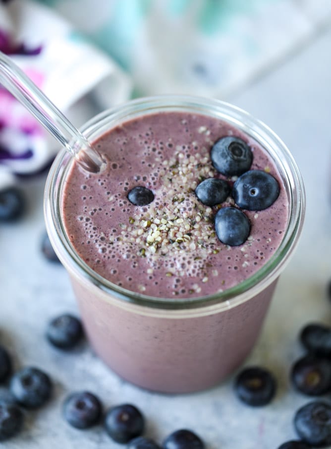 pink dragonfruit + blueberry smoothie I howsweeteats.com