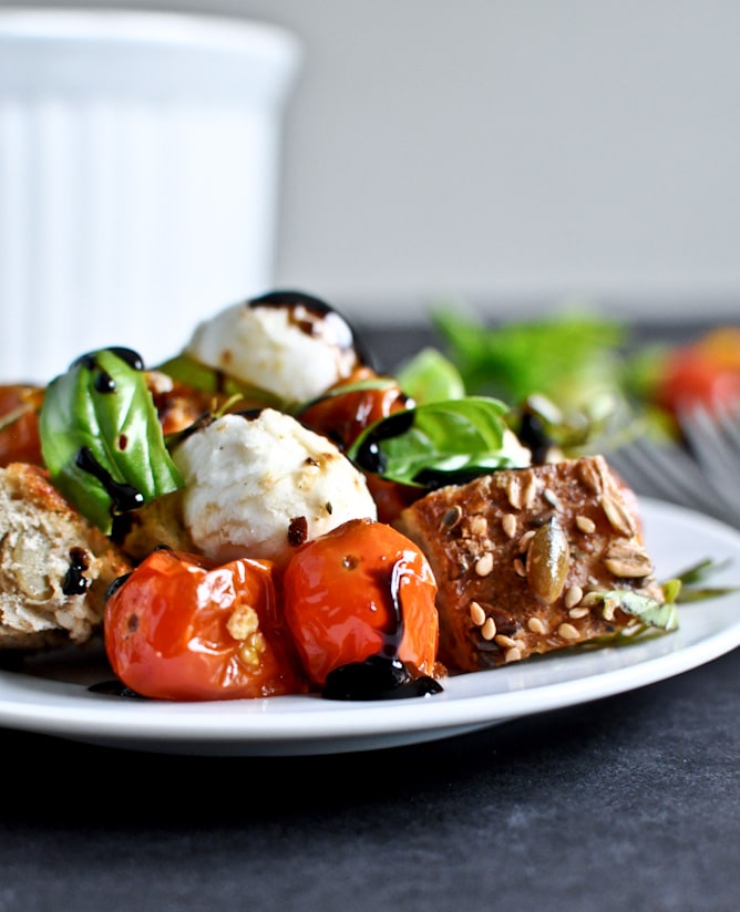roasted tomato caprese panzanella (and 10 recipes for the 4th of july!) I howsweeteats.com 