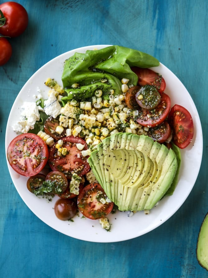 grilled corn, tomato & avocado salad with chimichurri I howsweeteats.com