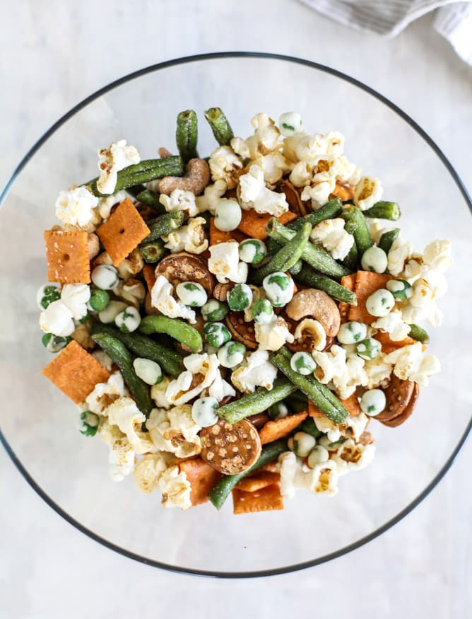 {video!} our favorite summer pool party snack mix I howsweeteats.com 