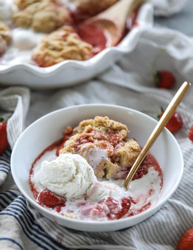 fresh strawberry cobbler I howsweeteats.com 