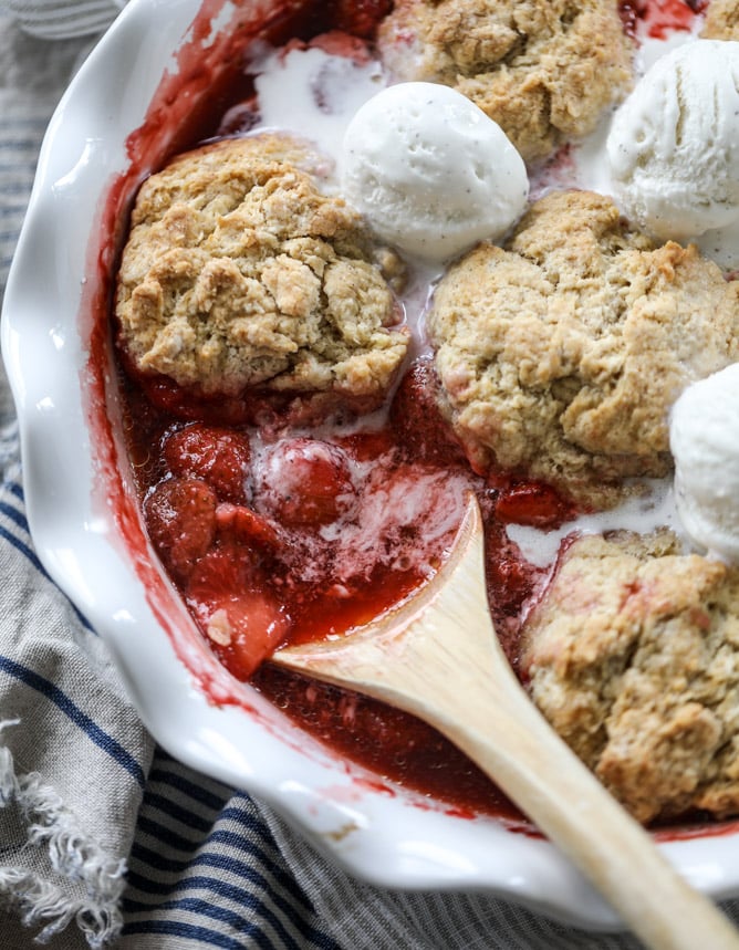 fresh strawberry cobbler I howsweeteats.com 
