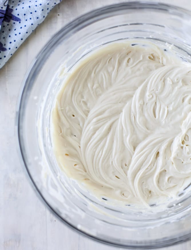 VIDEO TUTORIAL! no-bake cheesecake triple berry star tart I howsweeteats.com 