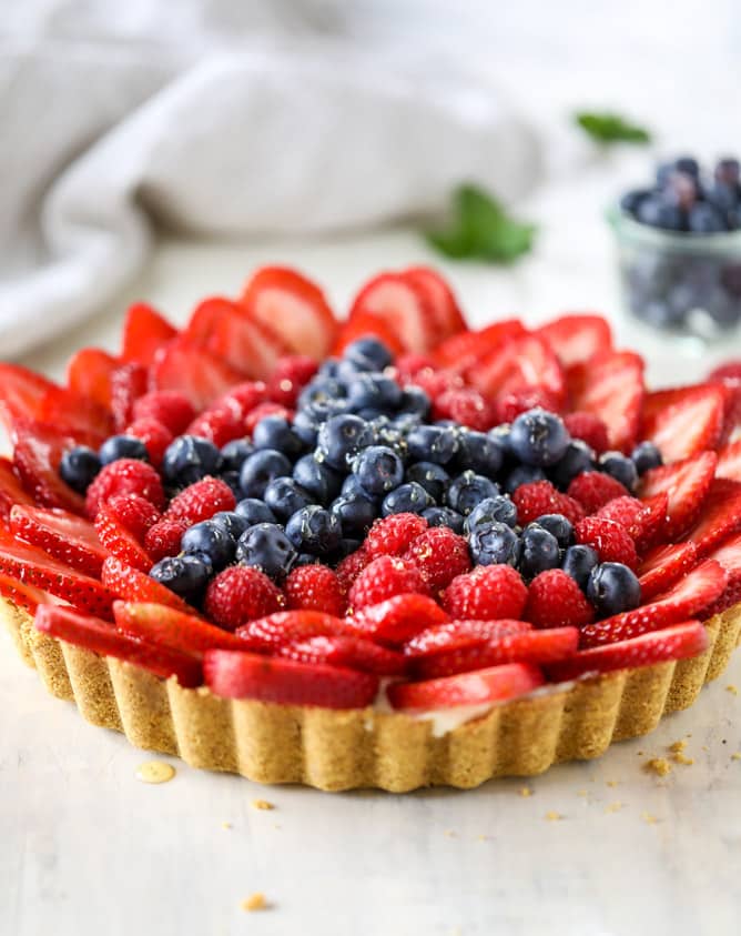 VIDEO TUTORIAL! no-bake cheesecake triple berry star tart I howsweeteats.com 