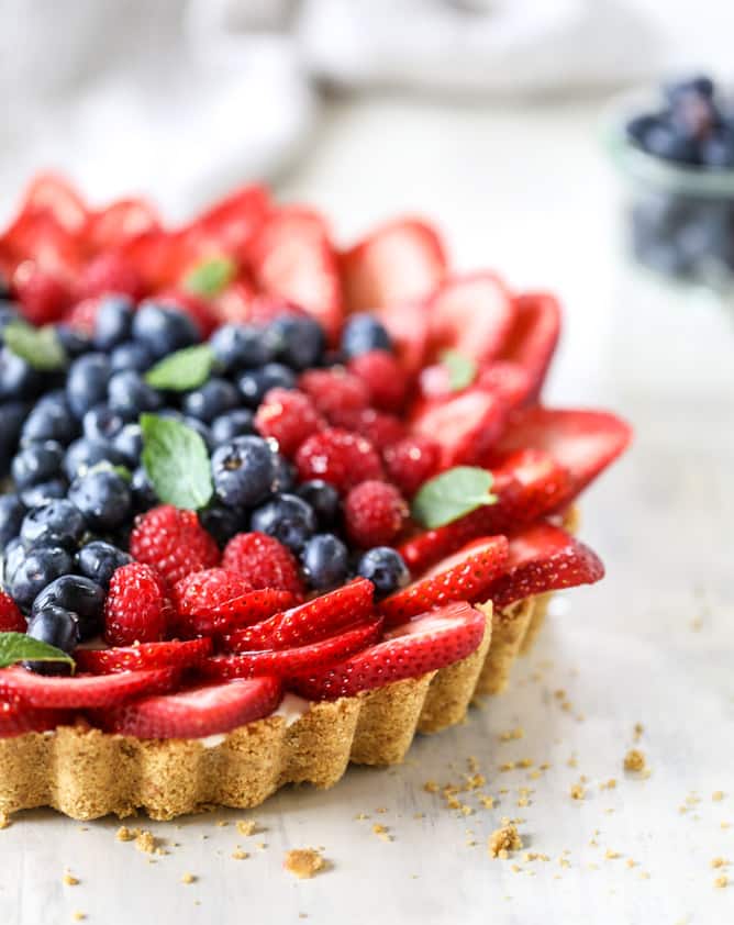 VIDEO TUTORIAL! no-bake cheesecake triple berry star tart I howsweeteats.com 