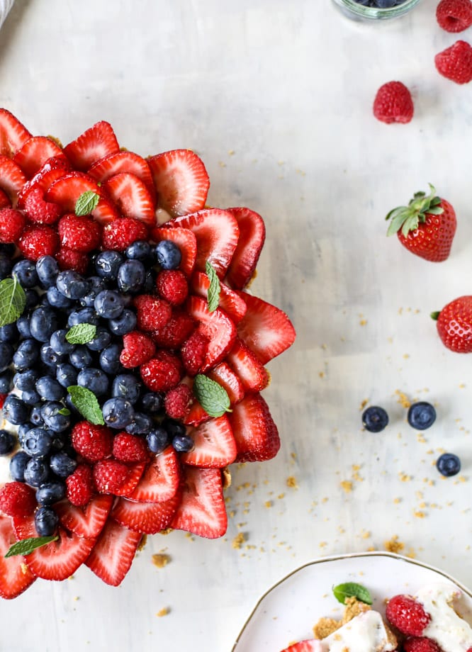 VIDEO TUTORIAL! no-bake cheesecake triple berry star tart I howsweeteats.com 
