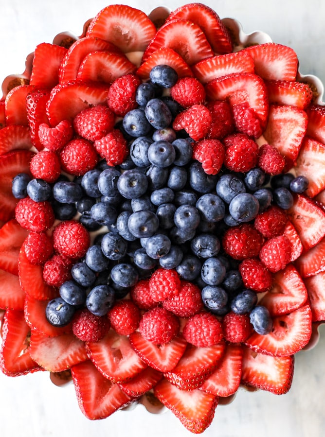 VIDEO TUTORIAL! no-bake cheesecake triple berry star tart I howsweeteats.com 