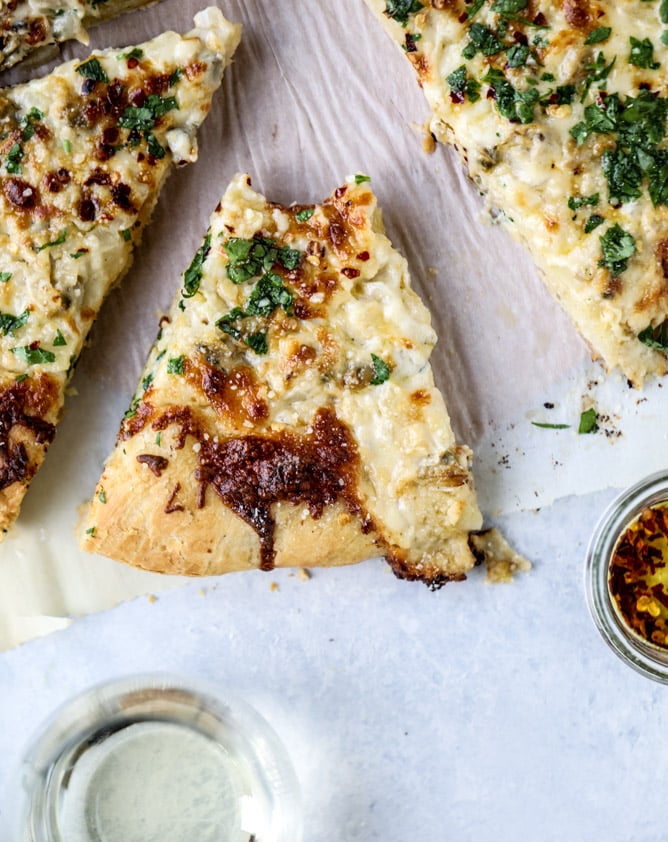 white clam sauce pizza I howsweeteats.com 