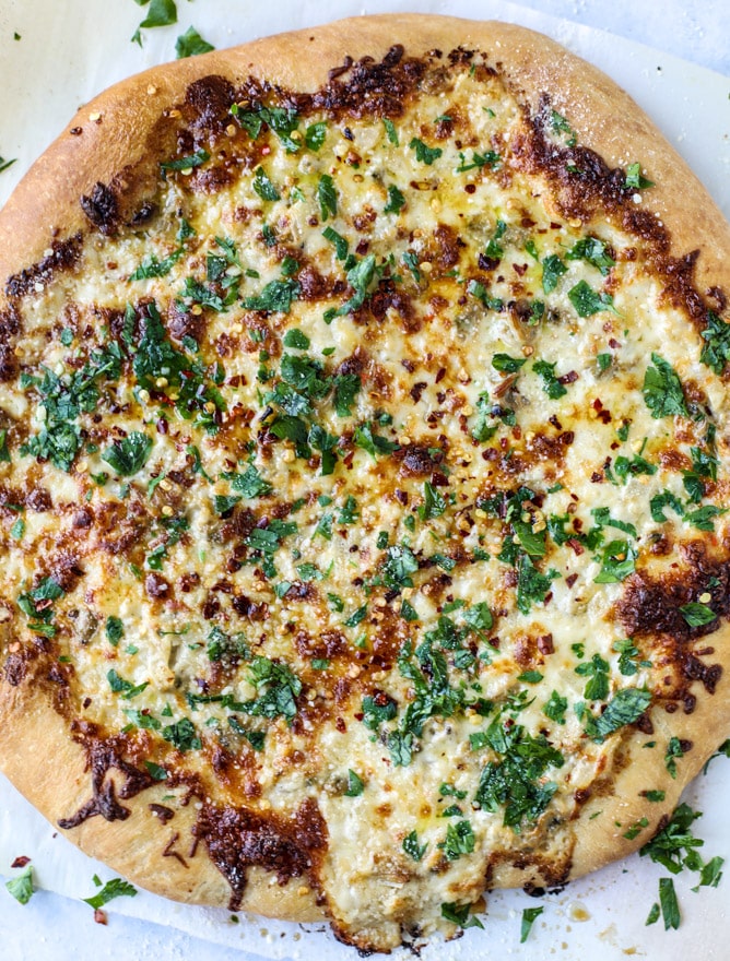 white clam sauce pizza I howsweeteats.com 
