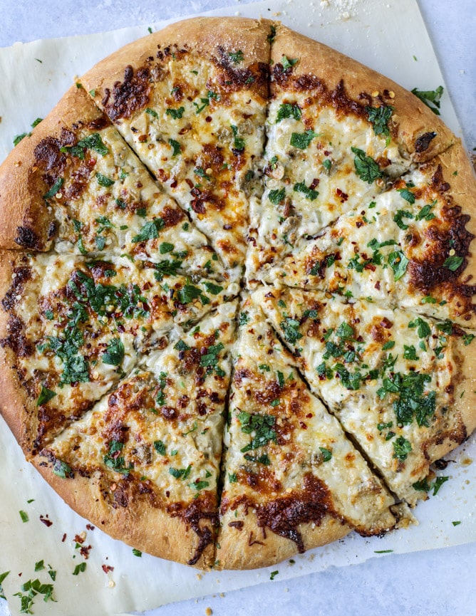 white clam sauce pizza I howsweeteats.com 