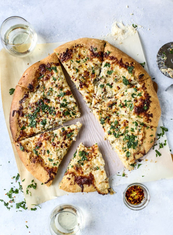 white clam sauce pizza I howsweeteats.com 