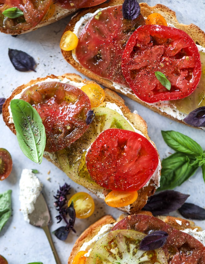 heirloom tomato garlic toast with basil whipped feta I howsweeteats.com