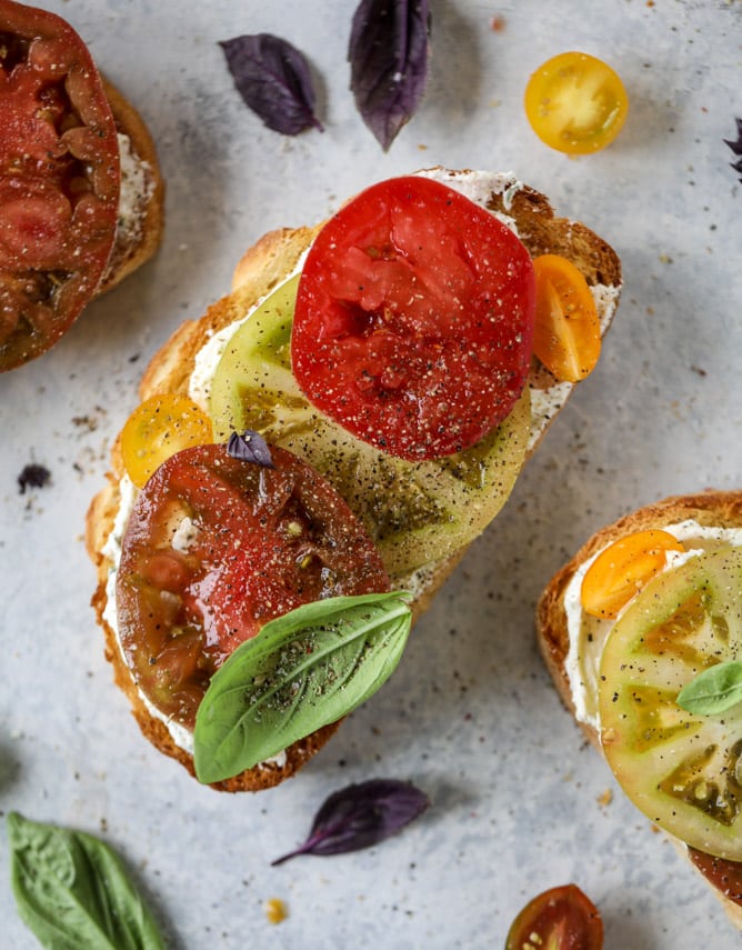 heirloom tomato garlic toast with basil whipped feta I howsweeteats.com