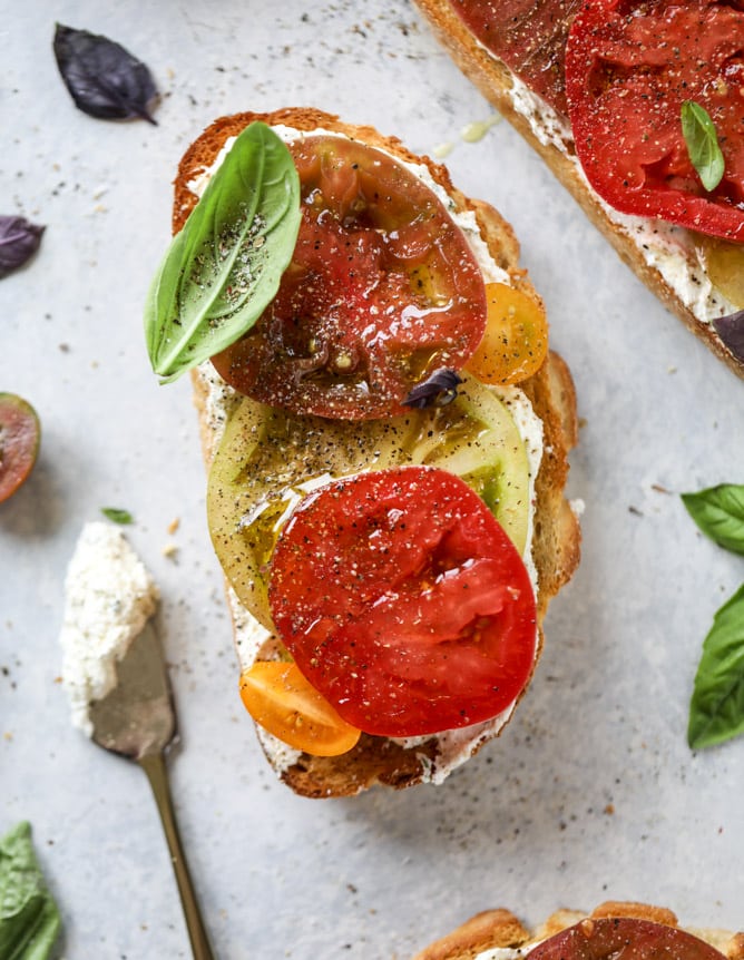 heirloom tomato garlic toast with basil whipped feta I howsweeteats.com
