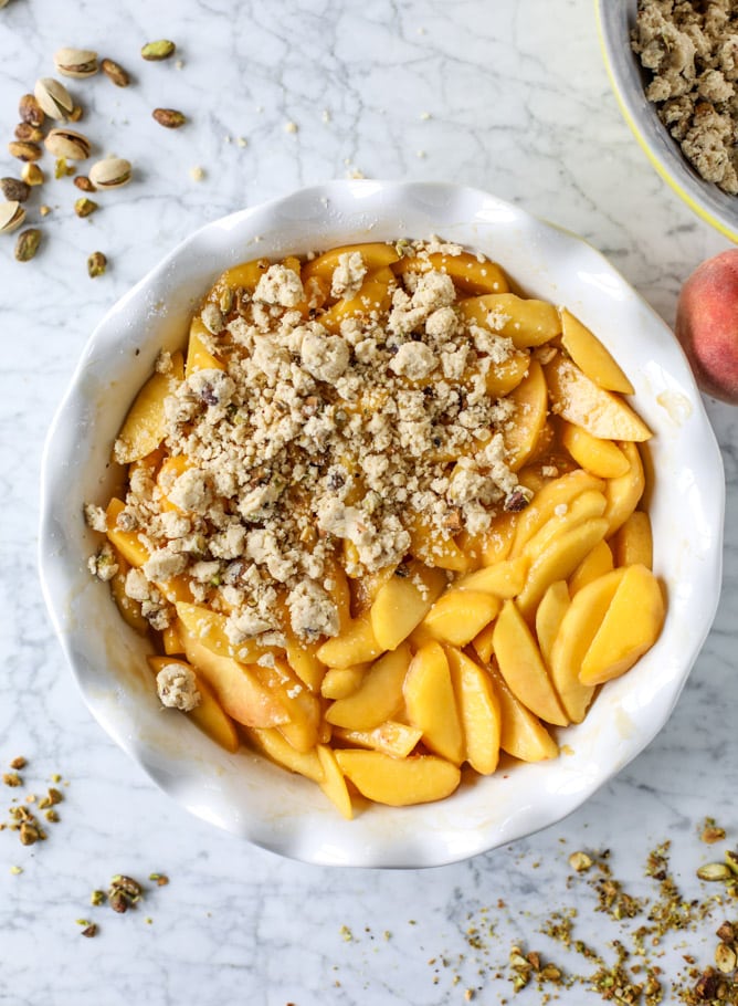 pistachio peach caramel crumble I howsweeteats.com