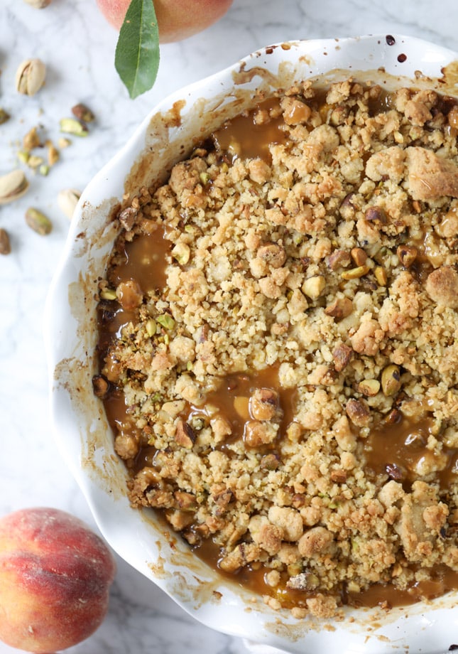 pistachio peach caramel crumble I howsweeteats.com