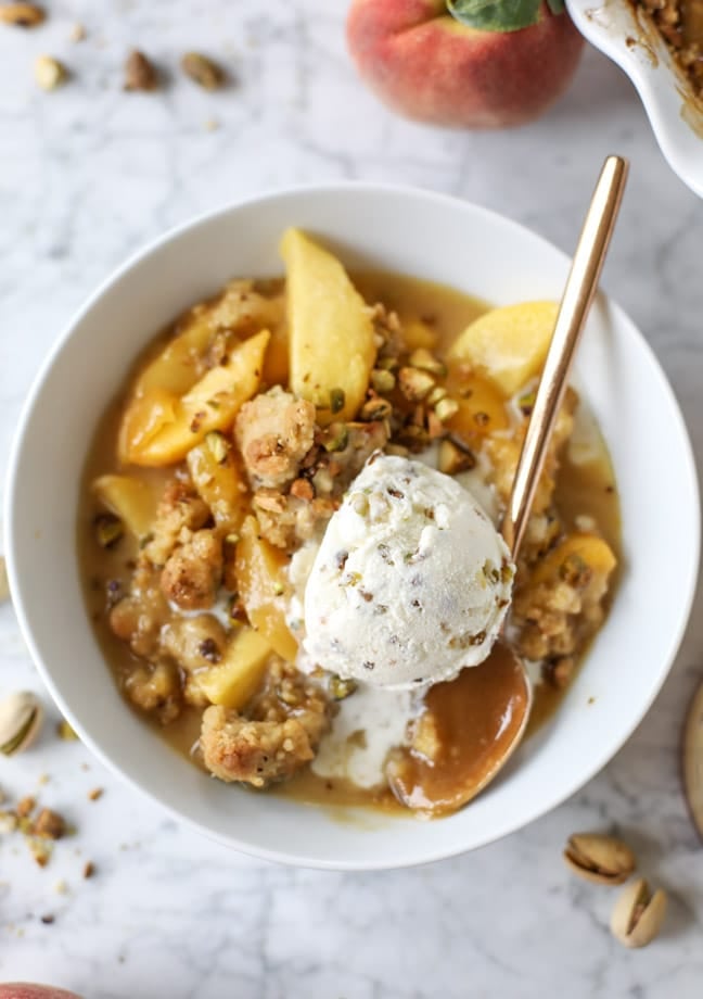 pistachio peach caramel crumble I howsweeteats.com