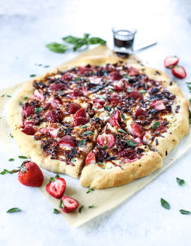 strawberry pizza I howsweeteats.com