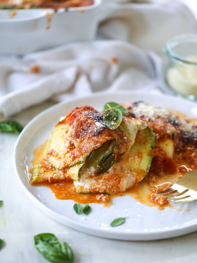 cheesy zucchini roll-ups I howsweeteats.com