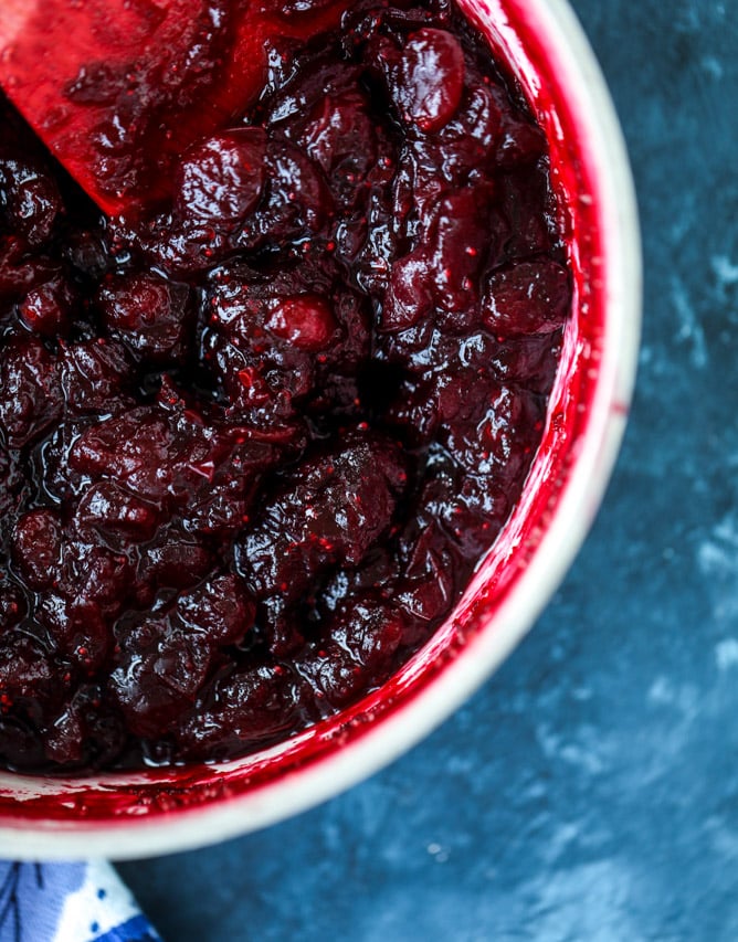 bourbon cider vanilla cranberry sauce I howsweeteats.com #thanksgiving #cranberrysauce #sidedish