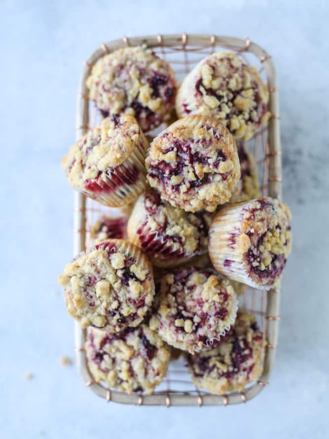 cranberry swirl crumble muffins I howsweeteats.com #thanksgiving #christmas #muffins #cranberry