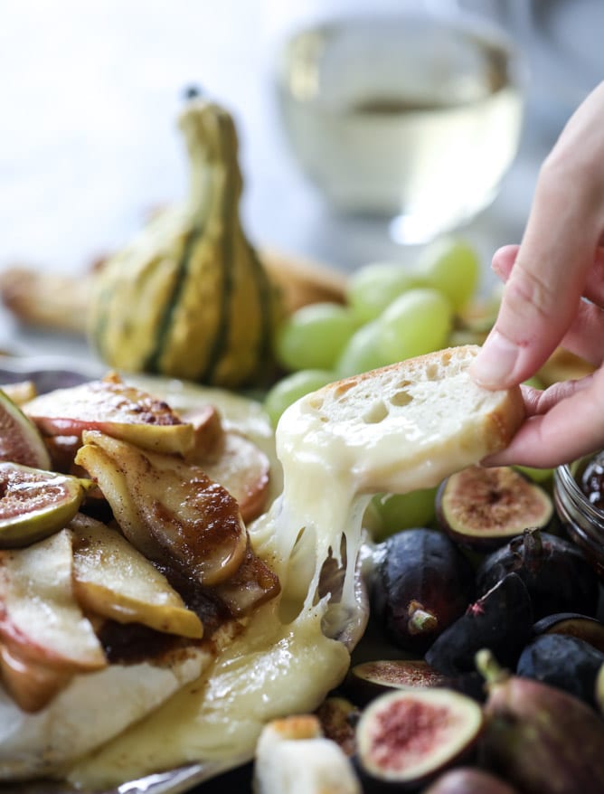 thanksgiving crostini bar with maple apple brie cheese I howsweeteats.com #thanksgiving #friendsgiving #cheese #appetizers #cocktails