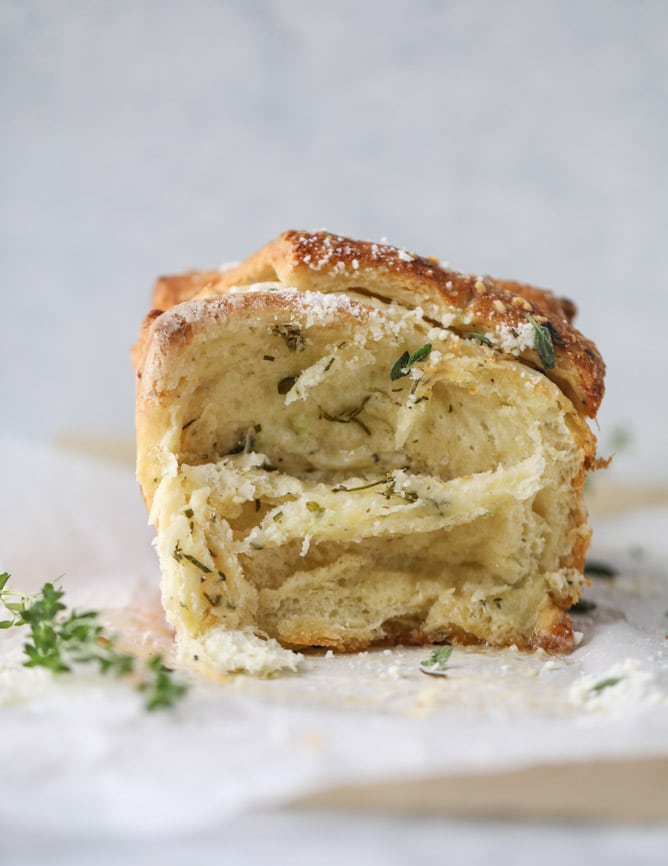 roasted garlic parmesan herb pull-apart bread I howsweeteats.com