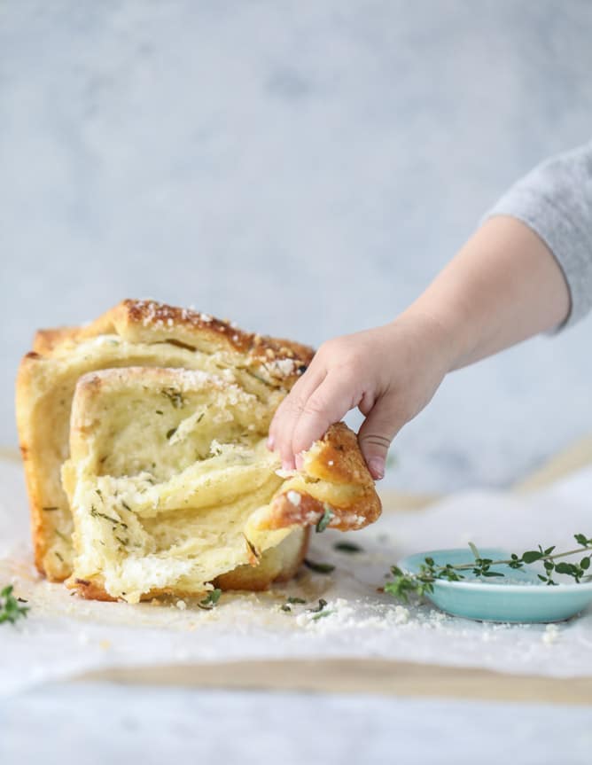roasted garlic parmesan herb pull-apart bread I howsweeteats.com
