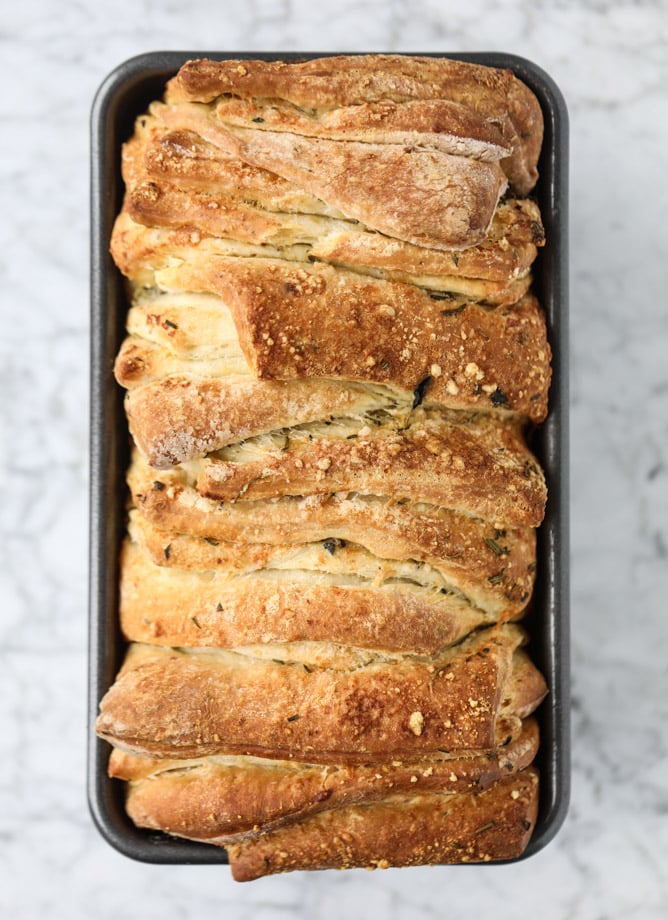roasted garlic parmesan herb pull-apart bread I howsweeteats.com