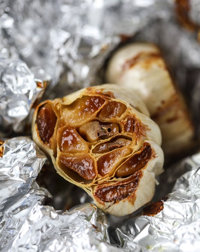 roasted garlic parmesan herb pull-apart bread I howsweeteats.com