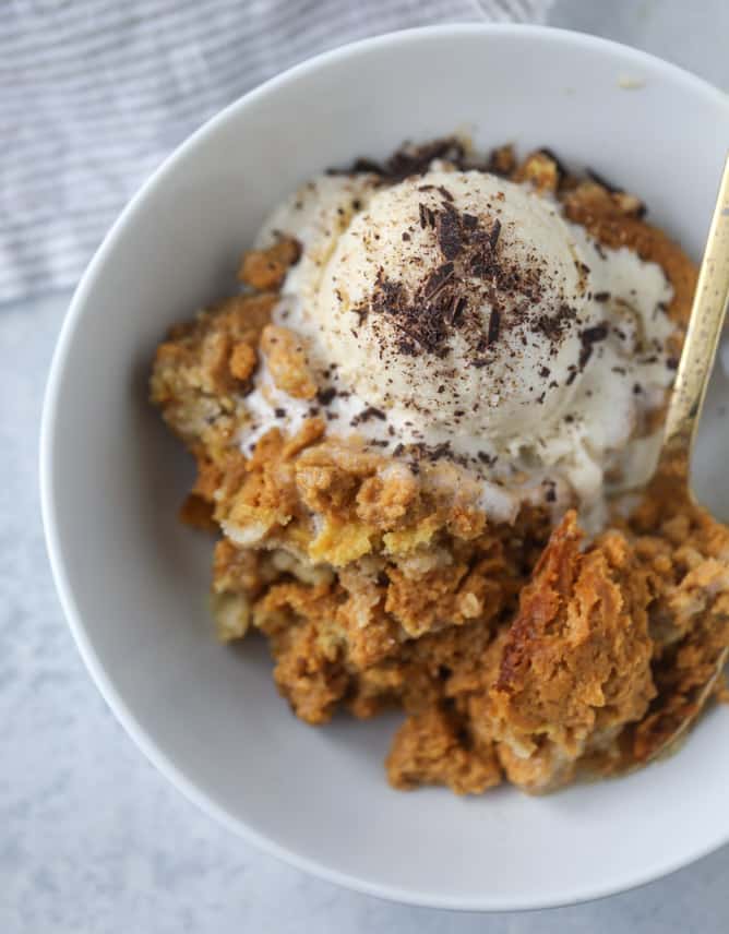 pumpkin skillet cobbler I howsweeteats.com