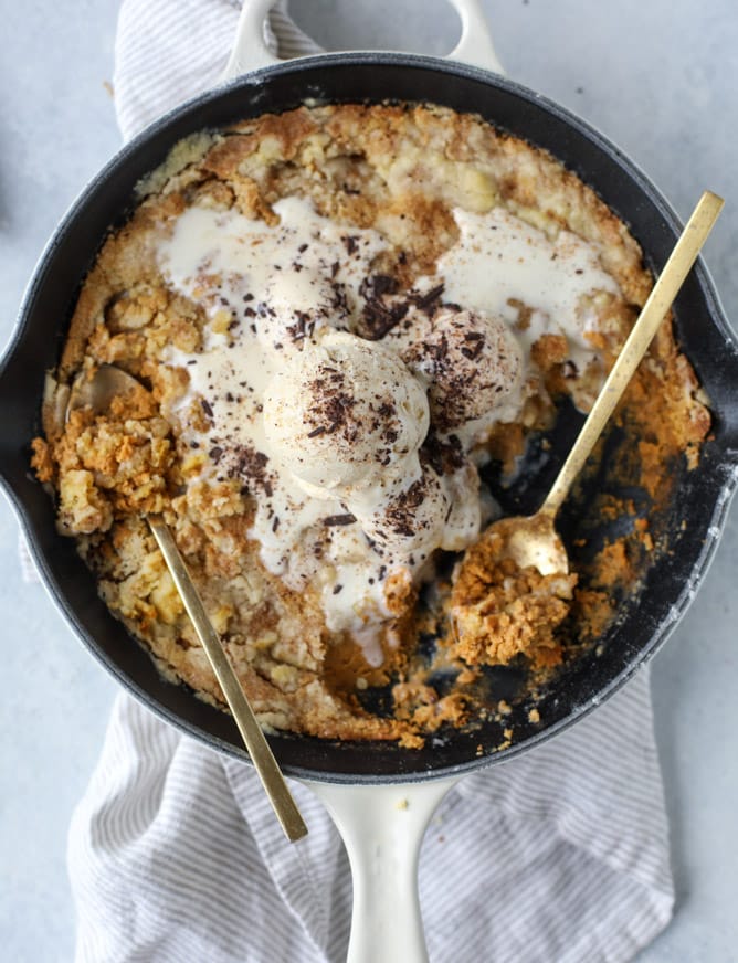 pumpkin skillet cobbler I howsweeteats.com