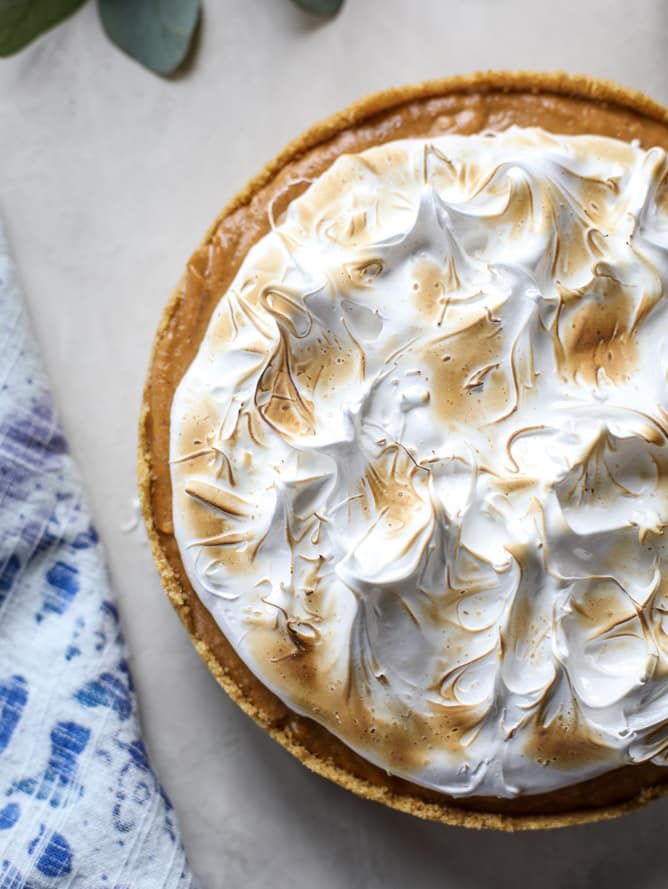 chocolate pumpkin pie with marshmallow I howsweeteats.com #thanksgiving #pumpkin #pie