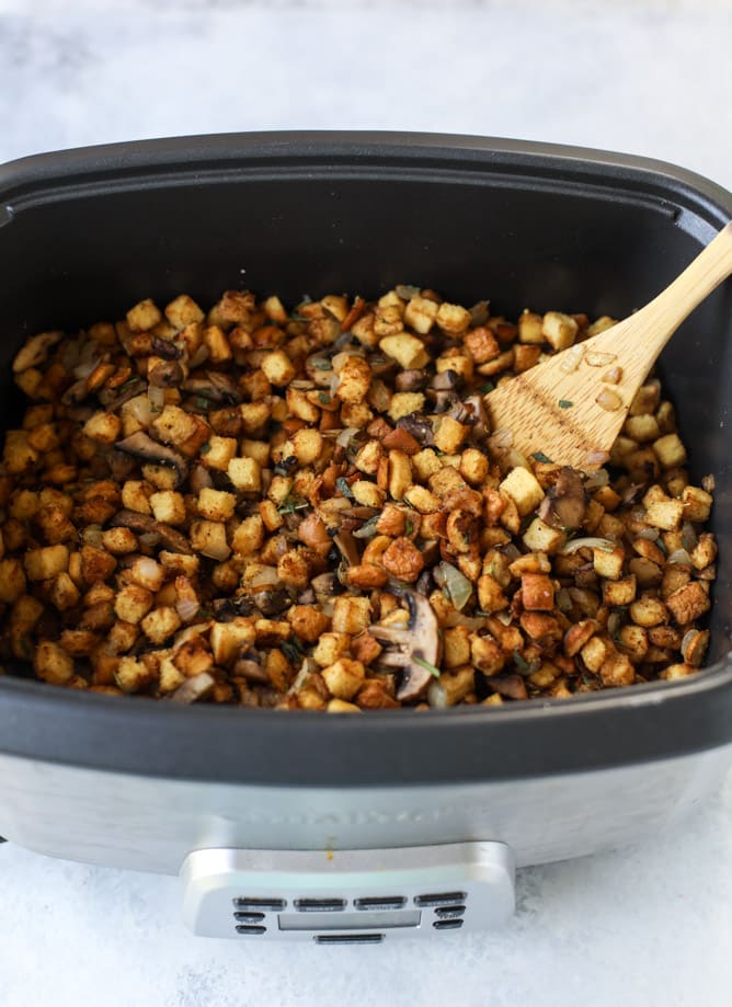 slow cooker stuffing I howsweeteats.com #thanksgiving #stuffing #slowcooker