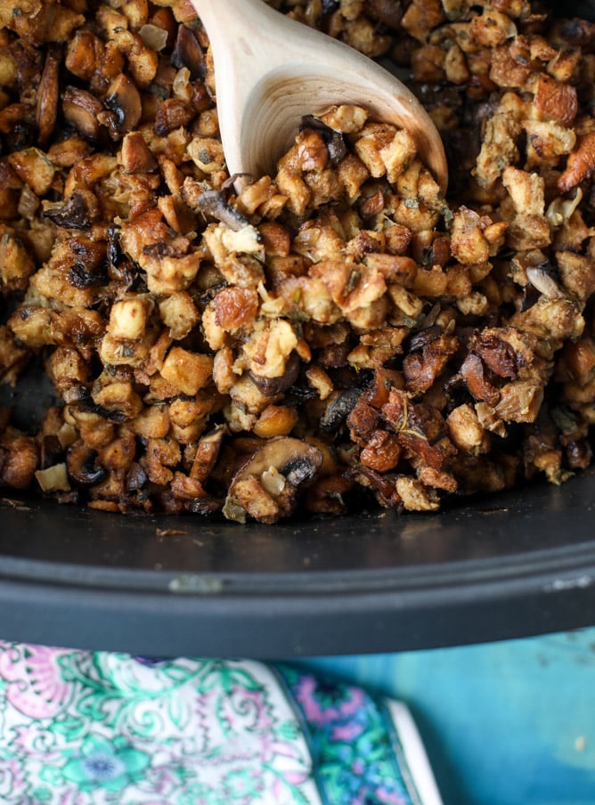 slow cooker stuffing I howsweeteats.com #thanksgiving #stuffing #slowcooker