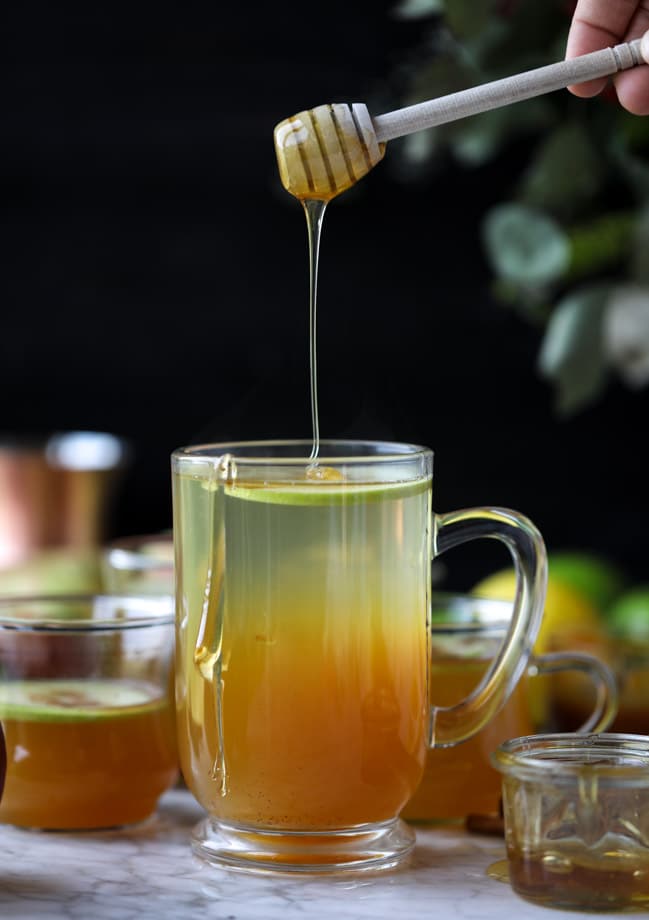 caramel apple hot toddy I howsweeteats.com #caramel #apple #cocktail