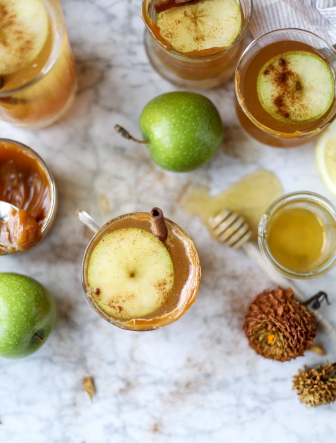 caramel apple hot toddy I howsweeteats.com #caramel #apple #cocktail