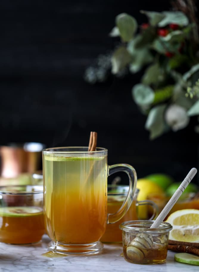 caramel apple hot toddy I howsweeteats.com #caramel #apple #cocktail